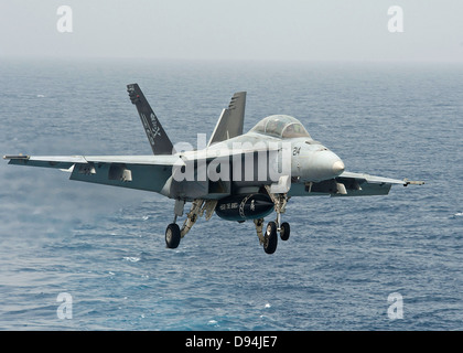 Ein Kampfflugzeug der US Navy F/18F Super Hornet nähert sich, um auf dem Flugdeck des Flugzeugträgers USS Dwight D. Eisenhower landen 8. Juni 2013 in der Golfregion tätig. USS Dwight D. Eisenhower in den USA bereitgestellt wird 5. Flotte Aufgabengebiet Förderung maritimer Sicherheitsoperationen, Theater Sicherheitsbemühungen Zusammenarbeit und Unterstützung Missionen im Rahmen der Operation Enduring Freedom. Stockfoto