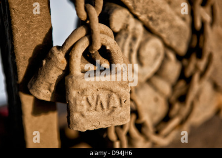 alte Schlösser auf Geländer der Brücke, Moskau, Russland Stockfoto