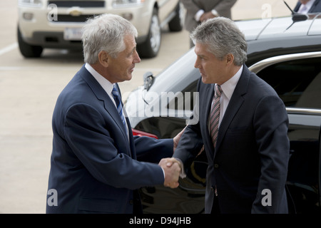 US-Verteidigungsminister Chuck Hagel begrüßt australischer Minister für Verteidigung Stephen Smith ins Pentagon 21. Mai 2013 in Arlington, VA. Stockfoto