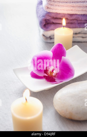Orchidee, Kerze und Handtuch Stockfoto