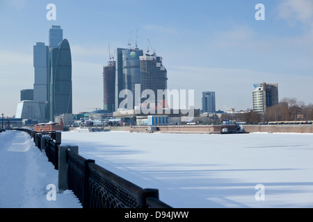 Blick über gefrorene Moskwa, Moscow City, Moskau, Russland Stockfoto