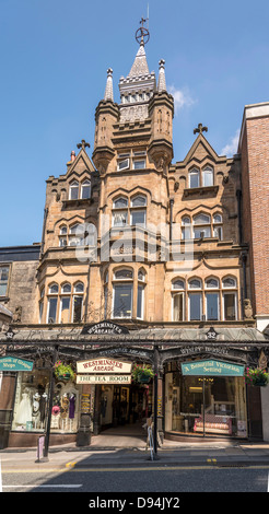 Harrogate in North Yorkshire früher das West Riding of Yorkshire. Die Westminster-Arkade. Stockfoto