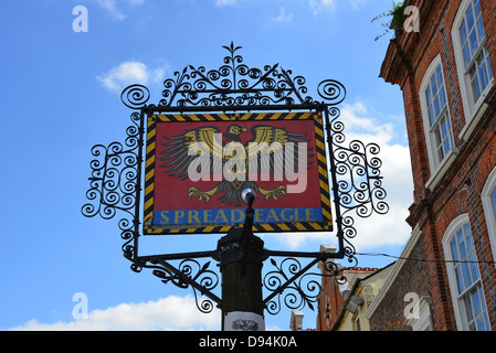 16. Jahrhundert "The Spread Eagle Hotel" unterzeichnen, Cornmarket, Thame, Oxfordshire, England, Vereinigtes Königreich Stockfoto