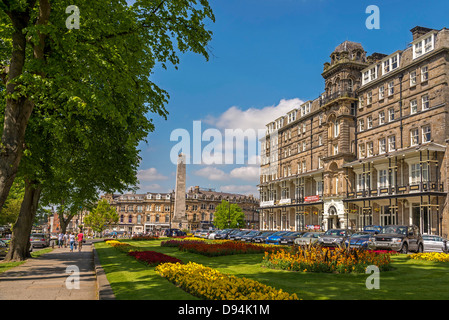 Harrogate in North Yorkshire früher das West Riding of Yorkshire. Das Ehrenmal mit dem Yorkshire-Hotel auf der rechten Seite. Stockfoto