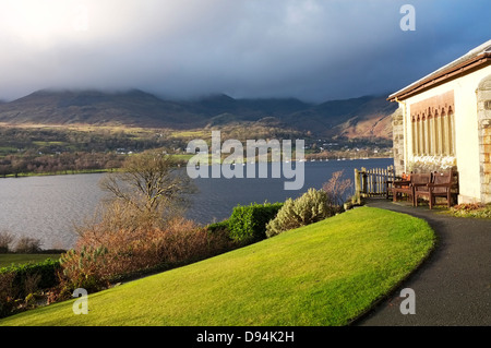 Brantwood, der Heimat von John Ruskin, mit Blick auf den See Coniston, zeigt den See und Coniston Berg in der Cloud Stockfoto