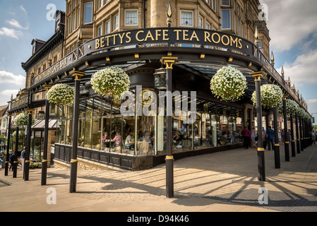 Harrogate in North Yorkshire früher das West Riding of Yorkshire. Der berühmten Betty Tea Room Café. Im Norden von England. Stockfoto