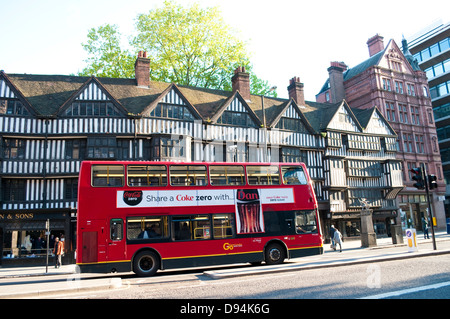 Bus, vorbei an Staple Inn auf High Holborn, London, UK Stockfoto