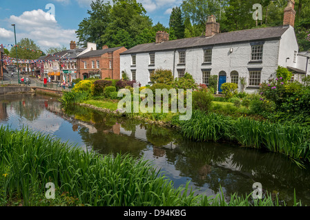 Hütten im Hain am unteren Rand der DIngle am Lymm in Cheshire Nordwestengland. Stockfoto