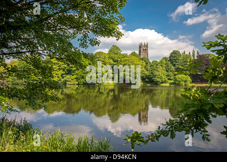 St. Marien Kirche in Lymm Damm am Lymm in Cheshire Nordwestengland gesehen. Stockfoto