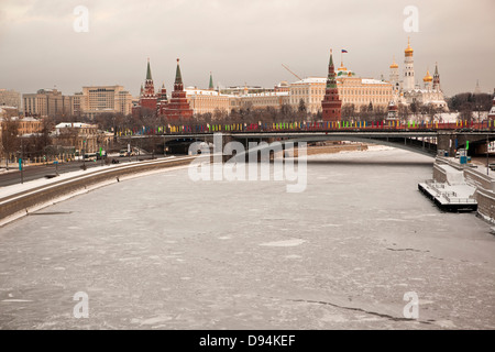 Blick über gefrorene Moskwa, Kreml, Moskau, Russland Stockfoto