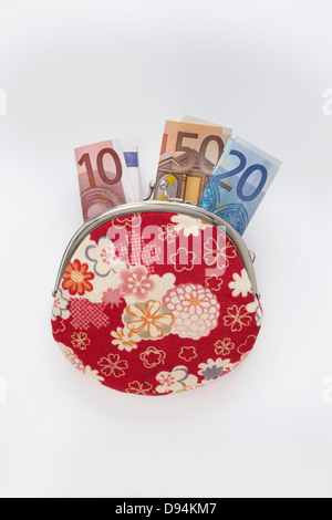 Close-up of Floral gemusterte Geldbörse mit Euro Noten herausragen, Studio Shot auf weißem Hintergrund Stockfoto