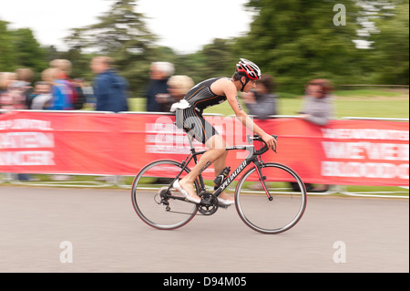 T1 und T2 Übergang immer bereit, entweder Start oder beenden das Fahrrad Bein in einem nationalen Sprint Triathlon Radfahrer Stockfoto