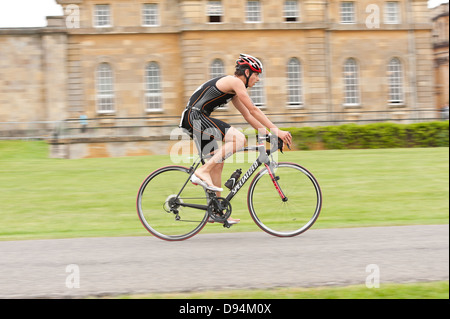 T1 und T2 Übergang immer bereit, entweder Start oder beenden das Fahrrad Bein in einem nationalen Sprint Triathlon Radfahrer Stockfoto