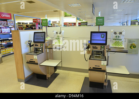 Check-Out Selbstbedienungsterminals in Waitrose-Supermarkt, Greyhound Lane, Thame, Oxfordshire, England, Vereinigtes Königreich Stockfoto