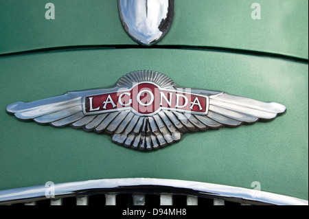 Nahaufnahme einer Motorhaube Plakette auf einem Aston Martin 2,6 Liter, 1948, Lagonda DropHead Coupé Stockfoto