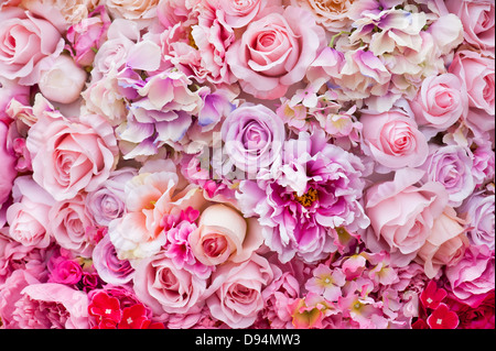 Floraler Hintergrund. Viele künstliche Blumen in bunten Zusammensetzung Stockfoto