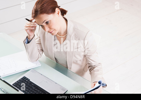 Reife Geschäftsfrau arbeiten im Büro Stockfoto