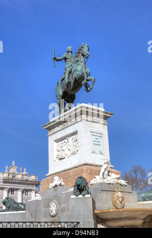 Reiterstatue von Felipe IV die Arbeit durch die italienischen Pedro Tacca an der Plaza de Oriente in Madrid, Spanien. Stockfoto