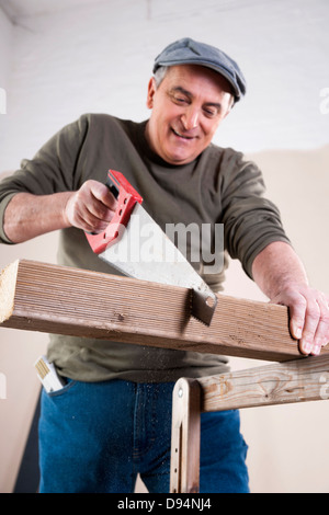 Mann schneiden Holz, Holz-Projekt im Studio Stockfoto