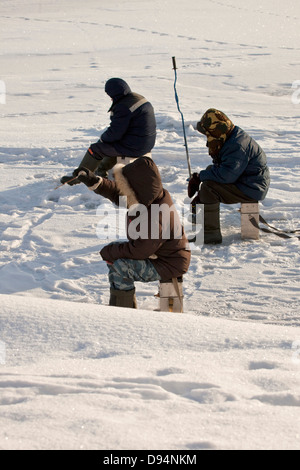 Eis-Fisher am zugefrorenen Moskwa, Moskau, Russland Stockfoto