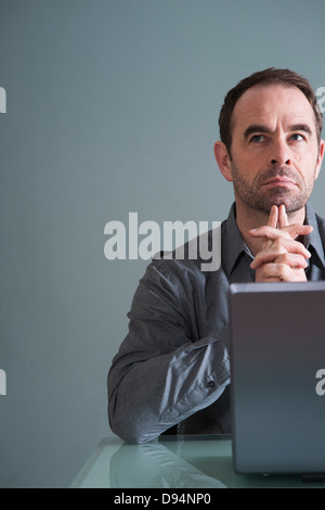Buisnessman mit Laptop im Studio Stockfoto