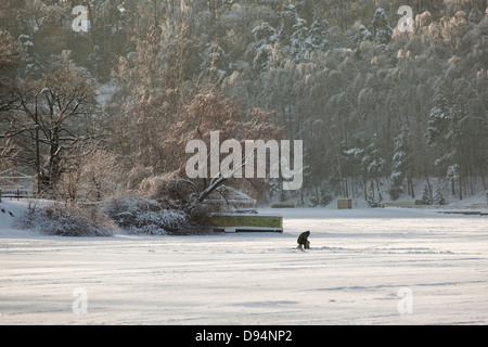 Eis-Fisher am zugefrorenen Moskwa, Moskau, Russland Stockfoto