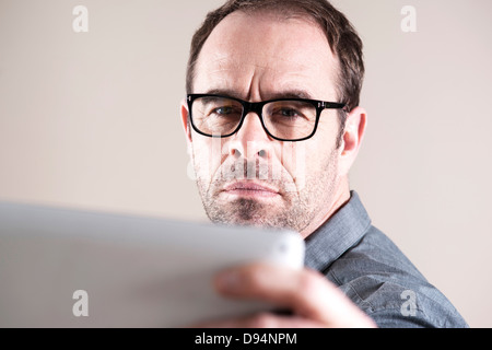 Geschäftsmann, Blick auf Tablet-Computer, Studioaufnahme Stockfoto