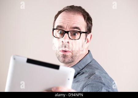 Geschäftsmann, Blick auf Tablet-Computer, Studioaufnahme Stockfoto
