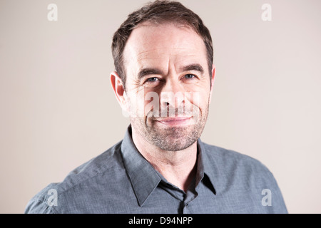 Kopf und Schultern Porträt von reifer Mann im Studio Stockfoto