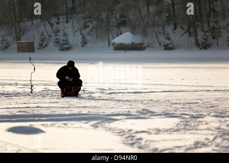 Eis-Fisher am zugefrorenen Moskwa, Moskau, Russland Stockfoto