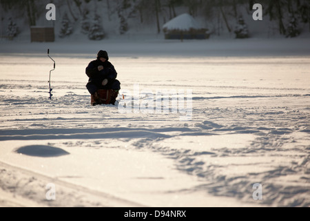 Eis-Fisher am zugefrorenen Moskwa, Moskau, Russland Stockfoto