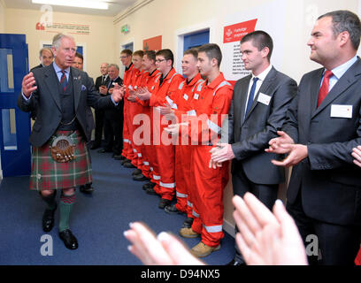 Dundee, Schottland, Vereinigtes Königreich. 11. Juni 2013. Princes Trust Jugendlichen aufgetischt berechtigt königliche Frucht-Smoothie HRH The Duke of Rothesay heute (11. Juni), bei einem Besuch in einem Zentrum laufen von der Jugend-Nächstenliebe in Dundee. Stockfoto