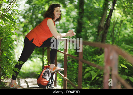 Applying Frau, die Natur über eine Brücke Stockfoto