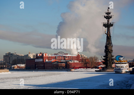 Blick über gefrorene Moskwa mit ehemaligen Schokoladen Fabrik und peter die große Statue, Moskau, Russland Stockfoto