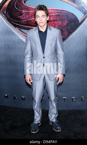 New York, USA. 10. Juni 2013. Dylan Sprayberry im Ankunftsbereich für MAN OF STEEL Premiere, Alice Tully Hall im Lincoln Center, New York, NY 10. Juni 2013. Foto von: Andres Otero/Everett Collection/Alamy Live-Nachrichten Stockfoto