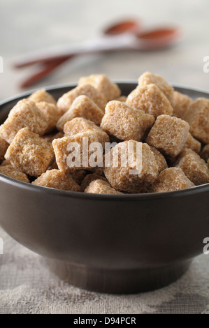 Nahaufnahme der Schale mit brauner Zuckerwürfel Stockfoto