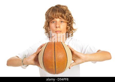 Blondschopf Jugendlichen bereit, isoliert auf weißem Hintergrund Basketball werfen Stockfoto