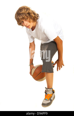 Kleiner Junge dribbling Basketball isoliert auf weißem Hintergrund Stockfoto