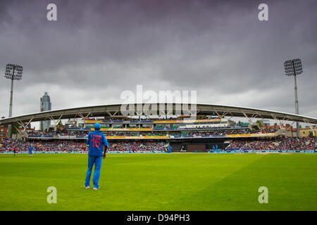 LONDON, ENGLAND - Juni 11: Eine Gesamtansicht des Spiels während der ICC Champions Trophy international Cricket-Match zwischen Indien und Westindien an The Oval Cricket Ground am 11. Juni 2013 in London, England. (Foto von Mitchell Gunn/ESPA) (Aufnahme mit einem ND-Filter) Stockfoto