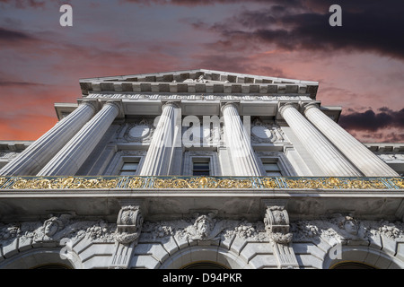 San Francisco City Hall mit Sonnenuntergang Himmel. Stockfoto