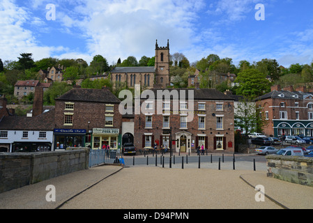 Ansicht von Ironbridge Dorf von der Eisenbrücke, Ironbridge, Shropshire, England, Vereinigtes Königreich Stockfoto