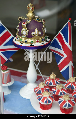 Kleine Kuchen Schaufenster anzeigen, um Königin Diamond Jubilee zu feiern. Stockfoto