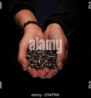 Nahaufnahme von Frauenhand mit Kette, Schuss Studio Stockfoto