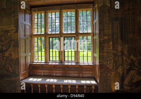 Blick durch steinerne Mittelsäule Fenster, England Stockfoto