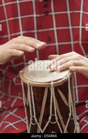 Männerhände schlagen die Trommel Stockfoto