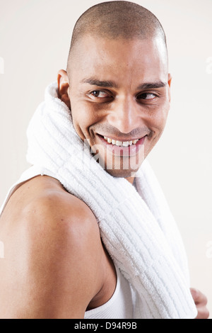 Mann trägt Kleidung trainieren im Studio mit weißem Hintergrund Stockfoto