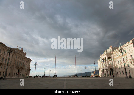 Die große Piazza dell'Unita d ' Italia liegt im Herzen von Triest, Italien. Stockfoto