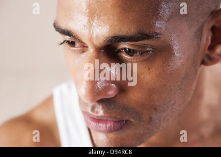 Close-up Mann ist Schwitzen Gesicht im Studio mit weißem Hintergrund Stockfoto