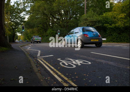 ein Radweg gemalte Zeichen auf der Straße Stockfoto