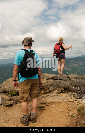 zwei Wanderer auf dem Trail bis Engel Ruhe in der Columbia River Gorge, im stehen am Rande der Leitplanke, Oregon, USA. Stockfoto